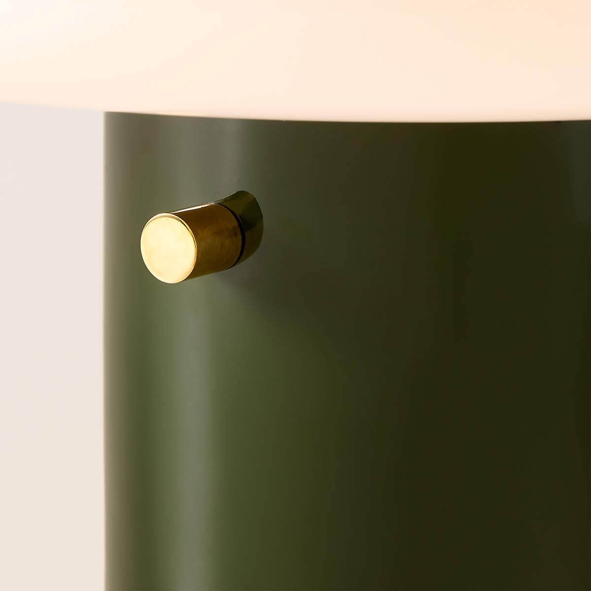 طاولة جانبية بسرير مع درج