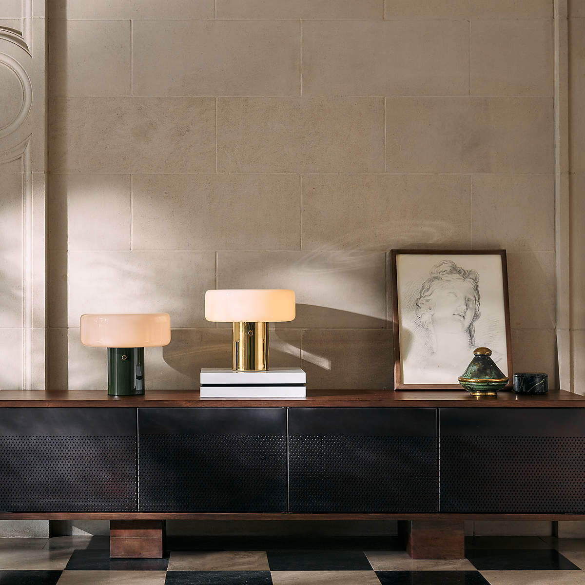 طاولة جانبية بسرير مع درج